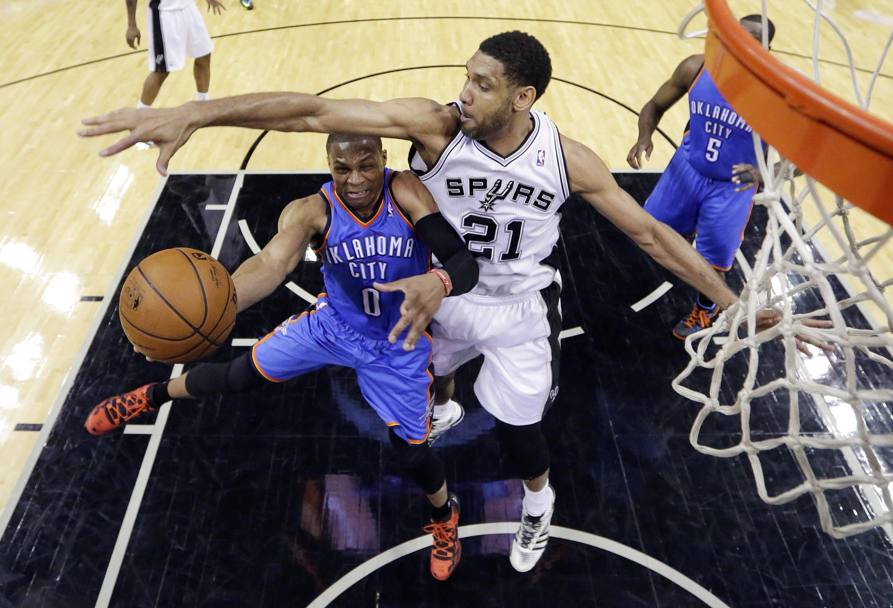 Spurs-Okc, gara-1 della finale di Western Conference: Russell Westbrook a canestro contrastato da Tim Duncan (Ap)